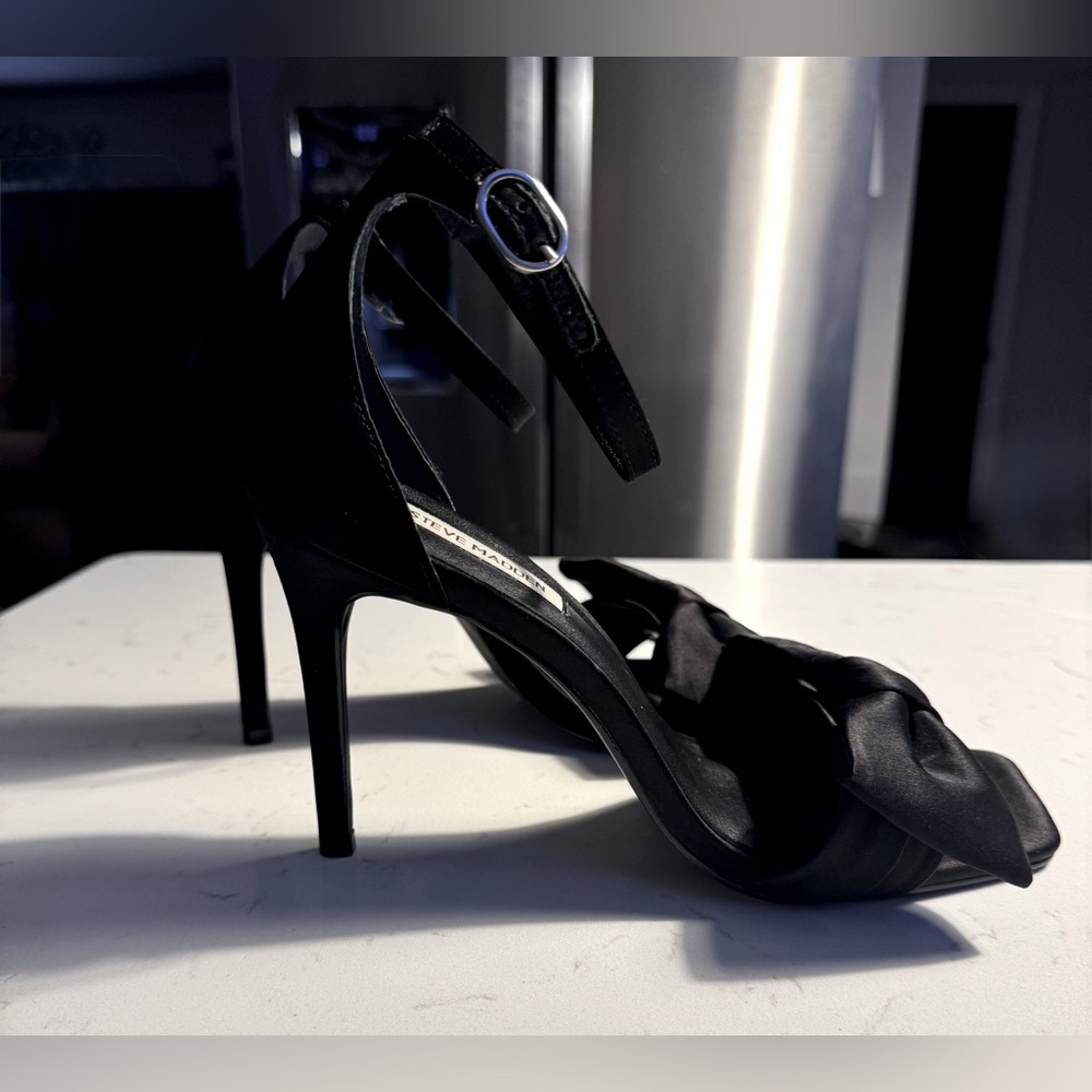 Steve Madden Chic Satin Bow 4” high Heels Women Size 9.5 - Picture 4 of 10